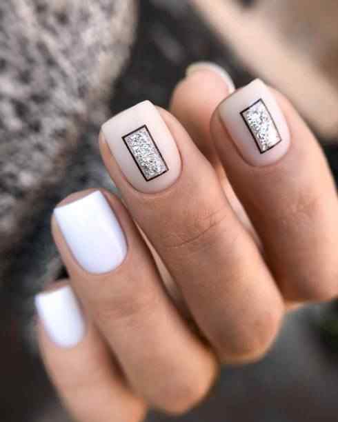 Minimalist Accents nails Designs 
