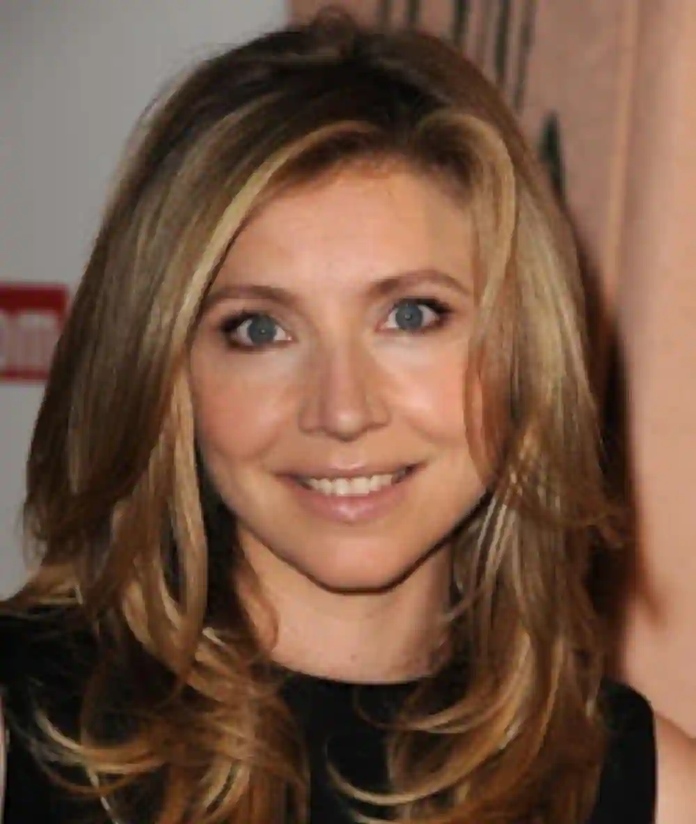 Actress Sarah Chalke smiling on the red carpet, frequently and falsely listed among celebrities with noonan syndrome.