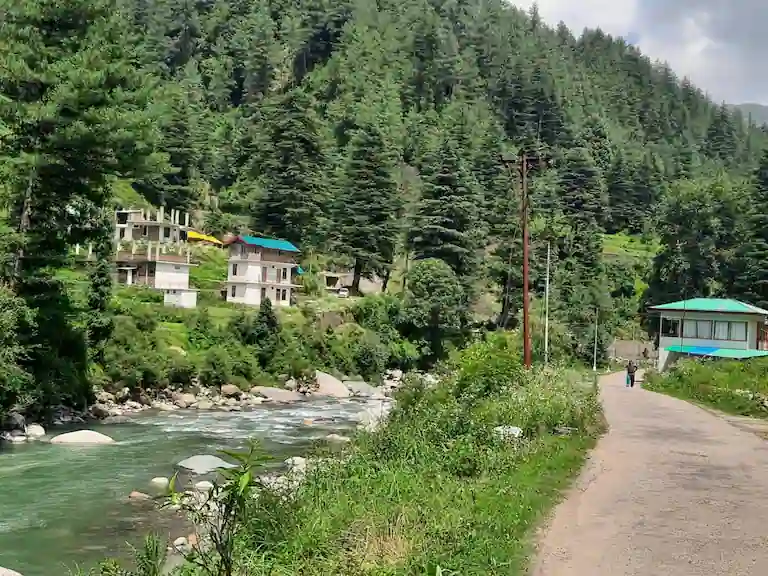 Riverside homestays and guesthouses in Barot Valley along Uhl River
